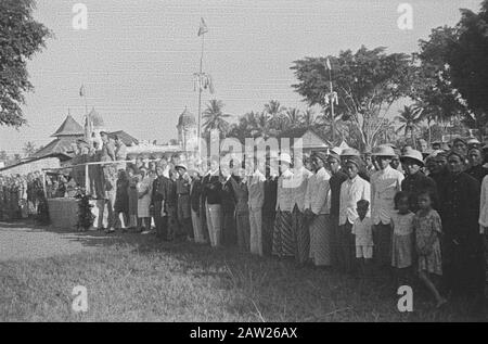 Perron Poerwokerto; hinter der Ankunft eines Zuges, in dem 1-3 R.I. Richtung Semarang auf die Demobilisierung warten. Parade Anständige HRH Prinzessin Juliana von der Aloon zu Poerwokerto Beschreibung: Parade Anständige HRH Prinzessin Juliana von der Aloon zu Poerwokerto [auch Flugzeuge, die an der Parade teilnehmen] Datum: 30. April 1948 Ort: Indonesien, Java, Niederländische Ostindien, Purwokerto : Taillie, JC/DLC Urheberrechtsinhaber: National Archives Materialtyp: Negative (schwarz/weiß) Archivinventarnummer: Siehe Zugriff 2.24.04.03 Filenumber: 1654-2-2; Stockfoto