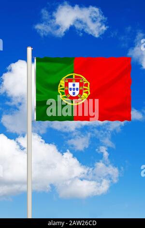 Flagge Portugals vor blauem bewölktem Himmel, Portugal Stockfoto