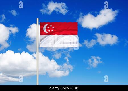 Flagge Singapurs vor blauem bewölktem Himmel, Singapur Stockfoto