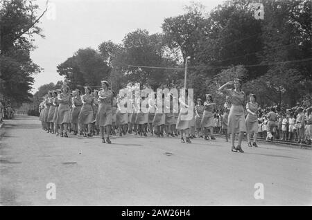 Parade auf dem Platz nördlich nach Batavia anlässlich des Geburtstags der Prinzessin Juliana Parade des Frauenkorps KNIL Datum [?] 30. April 1946 Ort: Batavia, Indonesien, Jakarta, Niederländische Ostindien Stockfoto