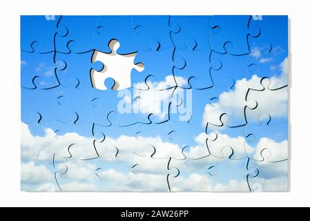 Puzzle mit blauem Himmel und fehlendem Stück Stockfoto