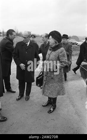 Königin Juliana blickt auf Zwammerdam, den Ort, an dem ein römisches Schiff die Königin Juliana ausgegraben hat, auf dem Gelände des Ausgrabungsdatums: 24. Januar 1974 Standort: Südholland, Zwammerdam Schlüsselwortarchäologie, Königinnen, Ausgrabungen Personenname: Juliana, Königin Stockfoto