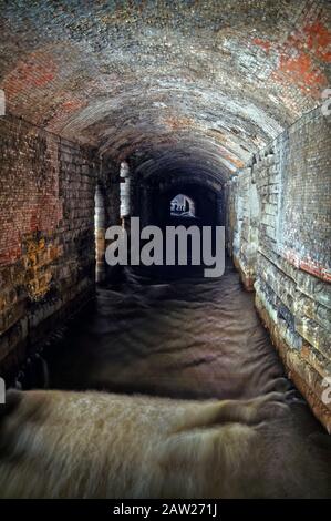 Großbritannien, West Yorkshire, Leeds, Granary Wharf, Der Tunnel Komplex der dunklen Bögen unterhalb des Bahnhofs Leeds. Stockfoto