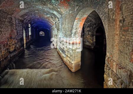 Großbritannien, West Yorkshire, Leeds, Granary Wharf, Der Tunnel Komplex der dunklen Bögen unterhalb des Bahnhofs Leeds. Stockfoto