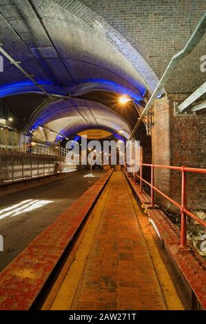 Großbritannien, West Yorkshire, Leeds, Granary Wharf, Der Tunnel Komplex der dunklen Bögen unterhalb des Bahnhofs Leeds. Stockfoto