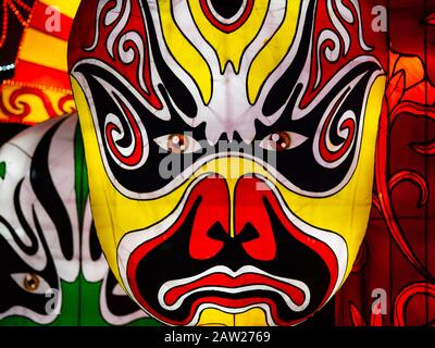 Chinesische Laterne Maske Mit Gelb, Rot, Schwarz, Grün und Weiß Stockfoto