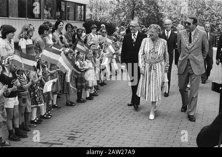 HM eröffnet das neue Gebäude der Vereinigung der niederländischen Krankenversicherung in Zeist Königin Juliana, Serenaded von Schulkindern Datum: 15. Mai 1979 Ort: Utrechter, Zeist Schlüsselwörter: Kinder, Königinnen, Neueröffnungen Personenname: Juliana (Königin Niederlande), Juliana, Königin Stockfoto