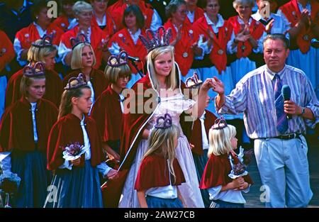 Heather Königin Mareike Gerstenkorn (Witte) beim Heather Blooming Festival in Amelinghausen 1997, Niedersachsen, Deutschland Stockfoto