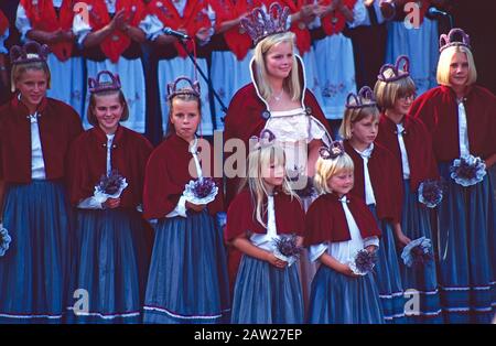 Heather Königin Mareike Gerstenkorn (Witte) beim Heather Blooming Festival in Amelinghausen 1997, Niedersachsen, Deutschland Stockfoto