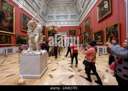 St. Petersburg, Russland - 19. Dezember 2019: Chinesische Touristen machen Fotos im staatlichen Hermitage-Museum. Das Museum verfügt über mehr als 3 Millionen Exponate, darunter 12.798 Skulpturen Stockfoto