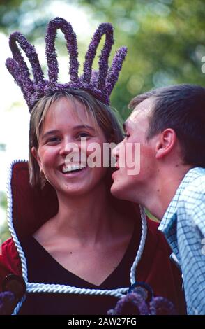 Heather Königin Mareike Gerstenkorn (Witte) beim Heather Blooming Festival in Amelinghausen 1997, Niedersachsen, Deutschland Stockfoto