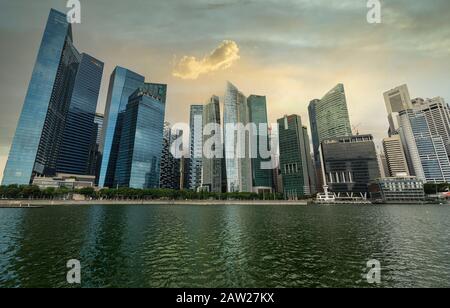 Singapur. Januar 2020. Ein Panoramablick auf die Wolkenkratzer in der Marina Bay bei Sonnenuntergang Stockfoto