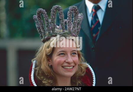 Heather Königin Annelie Richter (Witte) mit Landrat Fietz auf dem Heather Blooming Festival in Amelhausen 2001, Niedersachsen, Deutschland Stockfoto