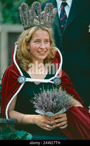 Heather Königin Annelie Richter (Witte) mit Landrat Fietz auf dem Heather Blooming Festival in Amelhausen 2001, Niedersachsen, Deutschland Stockfoto