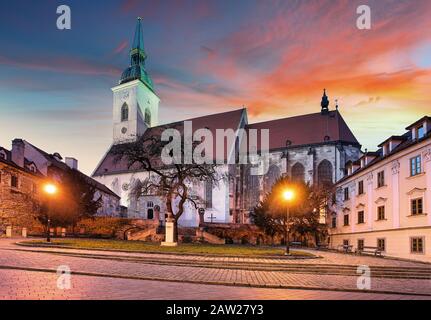 Bratislava - Kathedrale St. Martin bei Sonnenuntergang, Slowakei Stockfoto