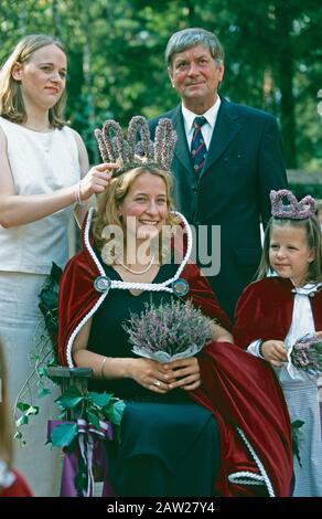 Heather Königin Annelie Richter (Witte) mit Landrat Fietz und anderen Menschen beim Heather Blooming Festival in Amelinghausen 2001, Niedersachsen, Deutschland Stockfoto