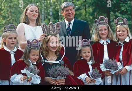 Heather Königin Annelie Richter (Witte) mit Landrat Fietz und anderen Menschen beim Heather Blooming Festival in Amelinghausen 2001, Niedersachsen, Deutschland Stockfoto