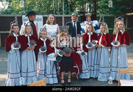 Heather Königin Annelie Richter (Witte) mit Landrat Fietz und anderen Menschen beim Heather Blooming Festival in Amelinghausen 2001, Niedersachsen, Deutschland Stockfoto