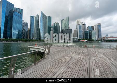 Singapur. Januar 2020. Ein Panoramablick auf die Wolkenkratzer in der Marina Bay bei Sonnenuntergang Stockfoto