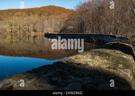 Landschaft des Staudamms santa fe in katalonien mit klarem blauen Himmel während der Herbstsaison mit Bergen im Hintergrund und Bäumen Stockfoto