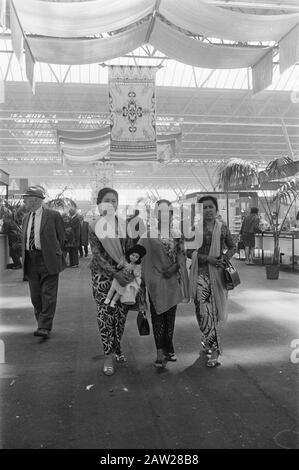 Pasar Malam, Oriental Market, RAI, Amsterdam: Ladies View in Sarong ausgestellt waren Datum: 28. Mai 1970 Standort: Amsterdam, Noord-Holland Schlüsselwörter: Markets Institution Name: Pasar Malam Stockfoto