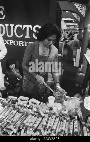Pasar Malam in Amsterdam RAI, Ladies Mangos Datum: 26. Mai 1976 Ort: Amsterdam, Noord-Holland Institution Name: Pasar Malam Stockfoto