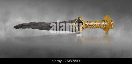 Minoischer Dolch mit kunstvoller Goldperforierung, Quartier Mu Malia 1800-1600 v. Chr., Archäologisches Museum Heraklion, grauer Hintergrund. Dieser Dolch wird Stockfoto