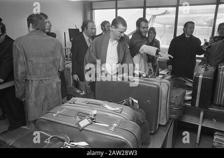 Ein Araber, der das englische Flugzeug auf Schiphol entführte, landete und feuerte Passagiere ab, die Gepäck suchten Datum: 4. März 1974 Ort: Nordholland, Schiphol Schlüsselwörter: Gepäck, Feuer, Überholungen, Passagiere, Flugzeug Stockfoto