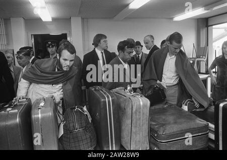 Ein Araber, der das englische Flugzeug auf Schiphol entführte, landete und feuerte Passagiere ab, die Gepäck suchten Datum: 4. März 1974 Ort: Nordholland, Schiphol Schlüsselwörter: Gepäck, Feuer, Überholungen, Passagiere, Flugzeug Stockfoto