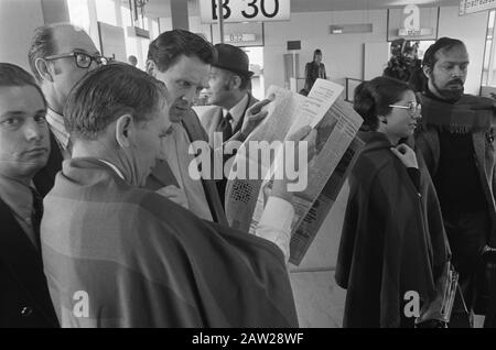 A landete von Arabern entführte englische Flugzeuge auf Schiphol und feuerte Beschreibung: Passagiere Datum: 4. März 1974 Standort: Nordholland, Schiphol Schlüsselwörter: Brände, Überfälle, Passagiere, Flugzeug Stockfoto