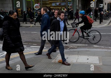 Fußgänger vermeiden einen Nudel- und Sauce-Mitnahme, fallen gelassen und während der Mittagsstunde im Finanzviertel der Hauptstadt am 4. Februar 2020 in der City of London, England, auf dem Straßenbelag entsorgt. Die Mittagsmahlzeit wurde auf der Straße getragen, als ihre Hitze und Feuchtigkeit es durch den Boden einer Papiertüte fallen ließen, sie umgedreht und perfekt auf dem Straßenbelag liegend, als die Stadtarbeiter aus ihren Büros auftauchten. Diejenigen, die es rechtzeitig sahen, traten über das schmierige Hindernis, aber die ablenkten (meist durch das gehen mit Telefonen zu Ohren), traten in es und halfen, es über den Straßenbelag zu verbreiten. Stockfoto