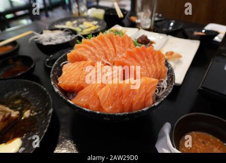 Nahaufnahme von köstlichem Sushi, Salmon Raw Sashimi auf Gericht im japanischen Restaurant. Stockfoto
