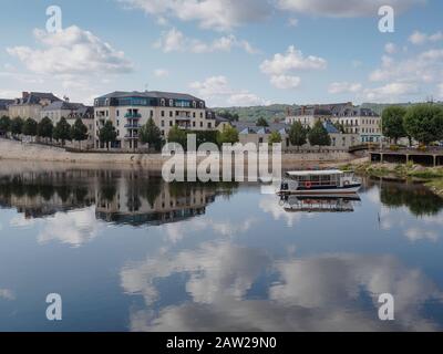 Touristenboot auf dem Fluss vezere in der ela-Stadt terrasson, Frankreich Stockfoto