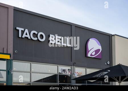 Das Schild an der Außenseite eines mexikanischen Restaurants mit Taco-Glocke Stockfoto
