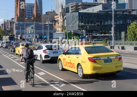 Melbourne Taxis auf der ST kilda Road mit Radfahrerfahrt auf der Radfahrbahn, Melbourne City Centre, Australien Stockfoto