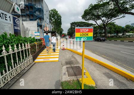 Singapur. Januar 2020. Einige Zeichen für die Überquerung einer Baustelle Stockfoto