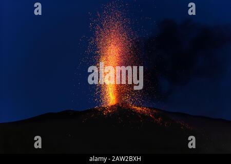 Explosive Eruption in der Abenddämmerung in einem der drei Krater des aktiven Vulkans Stromboli, Äolische Inseln, Italien. Stockfoto