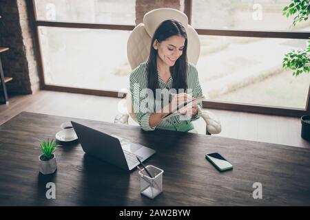 Portrait von ihr schön attraktiv fröhliche Frau Fachkraft Fachsekretärin Assistentin arrangieren Treffen Schreiben Notizen auf modern Stockfoto