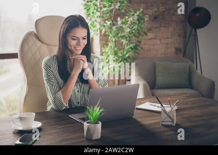 Portrait von ihr schön attraktiv intelligent intelligent intelligent fröhlich fröhliche Frau Fachexpertin Hai beobachten Video-Tutorial bei der modernen Industrie Stockfoto