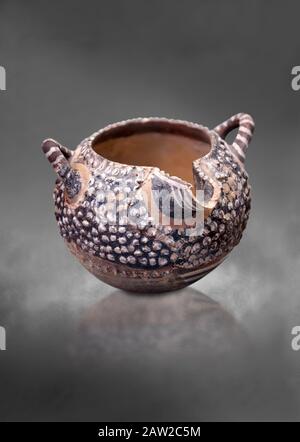 Minoan Kamares Ware mit polychromen Dekorationen, Phaistos 1900-1700 v. Chr.; Archäologisches Museum Heraklion, grauer Hintergrund. Dieser Stil der Töpferei ist Stockfoto