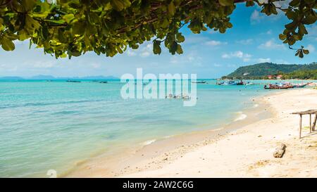 Authentischer Thong Krut Strand mit thailändischen Fischerbooten in Taling Ngam an einem Tag, Koh Samui, Thailand Stockfoto