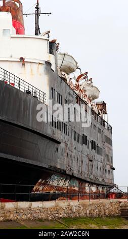Blick auf den Hafen des Dukes of Lancaster, der nun dauerhaft im Trockendock als Mostyn Fun Schiff gegraben wurde. In Flintshire, Nordwales. Stockfoto