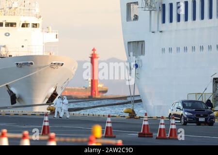 Yokohama, Japan. Februar 2020. Mitarbeiter in Schutzanzügen sind in der Nähe des Kreuzfahrtschiffs "Diamond Princess" in Yokohama, Japan, am 6. Februar 2020 zu sehen. Testergebnisse zeigen, dass neun Passagiere und ein Besatzungsmitglied auf einem vor der Küste in Japan unter Quarantäne gestellten Kreuzfahrtschiff mit dem neuartigen Coronavirus infiziert sind, sagte das japanische Gesundheitsministerium am Mittwoch. Credit: Du Xiaoyi/Xinhua/Alamy Live News Stockfoto