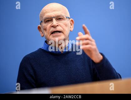 Berlin, Deutschland. Februar 2020. Günter Wallraff legt Berufung zur Freilassung von Wikileaks-Gründer Julian Assange vor. Credit: Britta Pedersen / dpa-Zentralbild / dpa / Alamy Live News Stockfoto