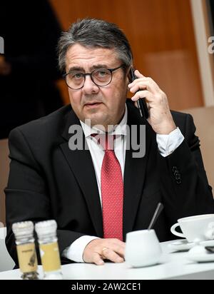 Berlin, Deutschland. Februar 2020. Sigmar Gabriel, ehemaliger SPD-Vorsitzender, ruft am Rande eines Appells zur Freilassung von Wikileaks-Gründer Julian Assange telefonisch an. Credit: Britta Pedersen / dpa-Zentralbild / dpa / Alamy Live News Stockfoto