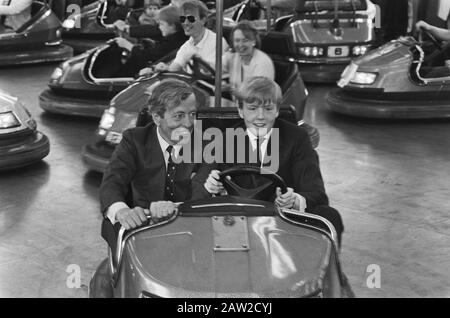 Queen's Day 1984 in den Haag; Prinz Claus mit Sohn Willem Alexander in Botsautootje Datum: 30. April 1984 Ort: Den Haag, Südholland Schlüsselwörter: Königin, SOHN Personenname: Claus, Prinz Stockfoto