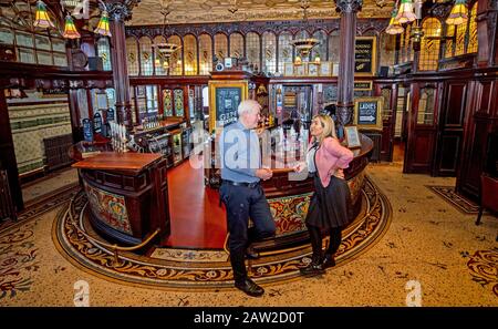 Am FREITAG, DEN 07. FEBRUAR, waren der Vermieter Eamom Lavin und die Assistentin Annette Mooney im Pub der Philharmonic Dining Rooms in Der Hope Street, Liverpool, auf dem Weg zu einem denkmalgeschützten Gebäude. Stockfoto