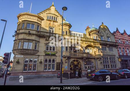 Das Pub Philharmonic Dining Rooms in Hope Street, Liverpool, bevor es zu einem denkmalgeschützten Gebäude wird. Stockfoto