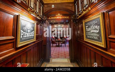 Das Innere des Pubs Philharmonic Dining Rooms in Hope Street, Liverpool, bevor es zu einem denkmalgeschützten Gebäude wird. Stockfoto