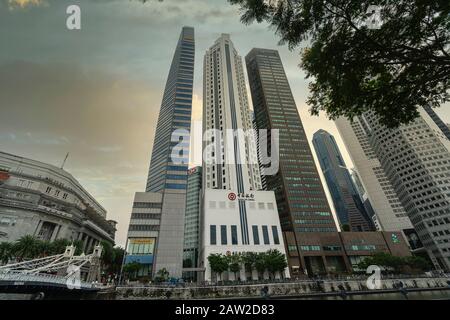 Singapur. Januar 2020. Moderne Wolkenkratzer entlang des Singapore River Stockfoto